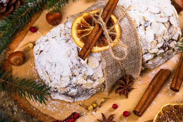 Karácsonyi Vakáció Háttér Stollen Német Karácsonyi Torta Szárított Gyümölcsökkel Szeletelt — Stock Fotó