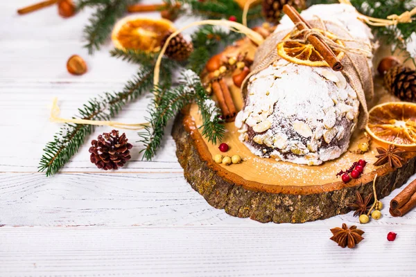 Kerstvakantie Achtergrond Stollen Duitse Kerstcake Met Gedroogde Vruchten Gesneden Amandelen — Stockfoto