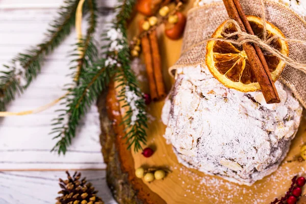 Karácsonyi Vakáció Háttér Stollen Német Karácsonyi Torta Szárított Gyümölcsökkel Szeletelt — Stock Fotó