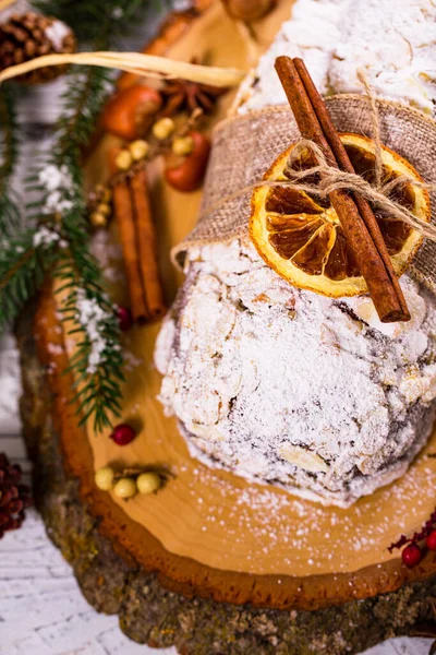 Vánoční Prázdniny Pozadí Stollen Německý Vánoční Dort Sušeným Ovocem Nakrájenými — Stock fotografie