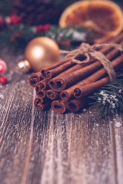 Composição Feriados Natal Canela Decoração Natal Fundo Madeira Conceito Ano — Fotografia de Stock