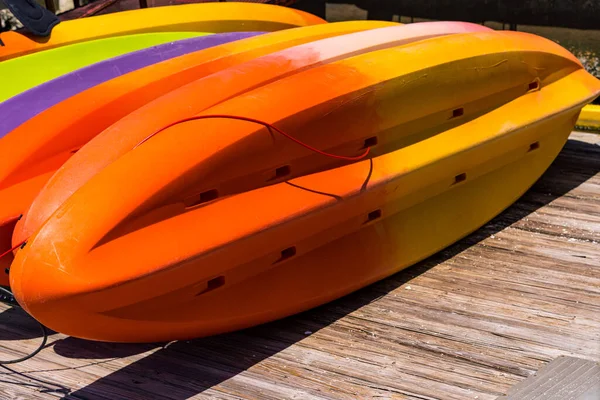 Vista Perto Muitos Caiaques Coloridos Secando Sol Cais Canoas Coloridas — Fotografia de Stock