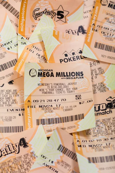 Kullanılmış Mega Milyonlar, FANTASY 5, POWERBALL, DAILY 4 Amerikan Piyango Bilet Arkaplanı. Seçici odak.