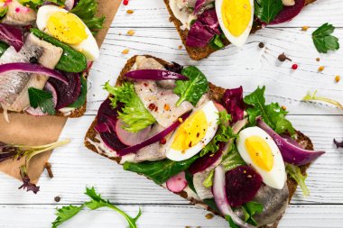 Çavdar ekmeğine salamura marinalı ringa balığı ve pancar sandviçi. Geleneksel Danimarka Smorrebrod 'u. Seçici odak.