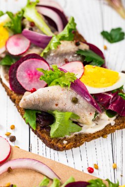 Çavdar ekmeğine salamura marinalı ringa balığı ve pancar sandviçi. Geleneksel Danimarka Smorrebrod 'u. Seçici odak.