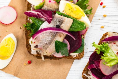 Çavdar ekmeğine salamura marinalı ringa balığı ve pancar sandviçi. Geleneksel Danimarka Smorrebrod 'u. Seçici odak.