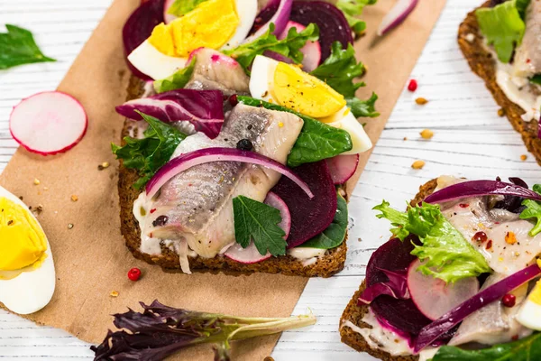 Çavdar Ekmeğine Salamura Marinalı Ringa Balığı Pancar Sandviçi Geleneksel Danimarka — Stok fotoğraf