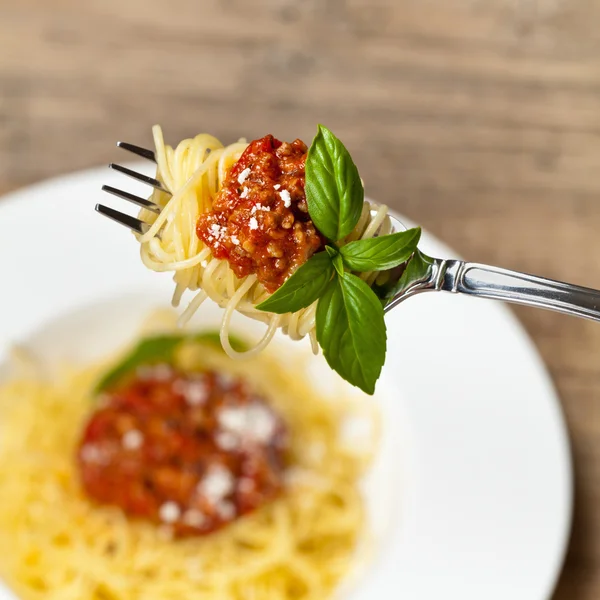 Espaguetis de pasta con salsa de tomate de carne — Foto de Stock