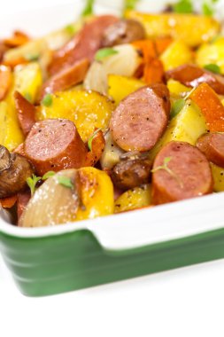 Kavrulmuş sebze ve sosis