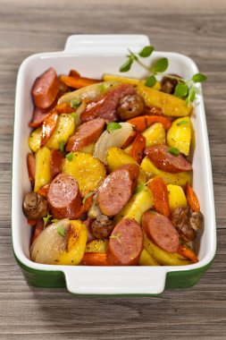 Patates ve sosis yemek