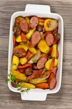 Patates ve sosis yemek