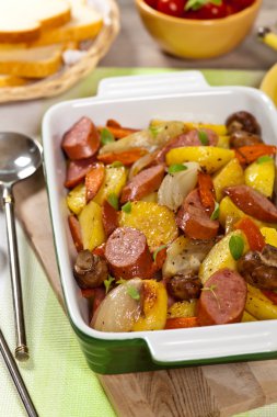 Patates ve sosis yemek