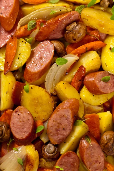 Patates ve sosis yemek — Stok fotoğraf