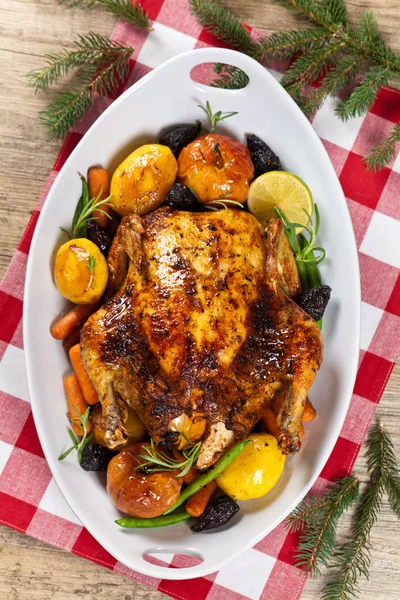 Pollo di festa arrosto intero con mele — Foto Stock