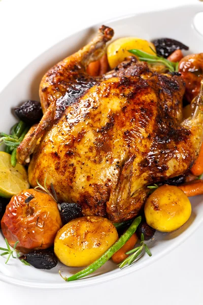 Whole Roasted holiday chicken with apples — Stock Photo, Image
