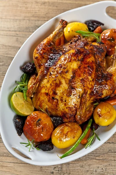 Whole Roasted holiday chicken with apples — Stock Photo, Image