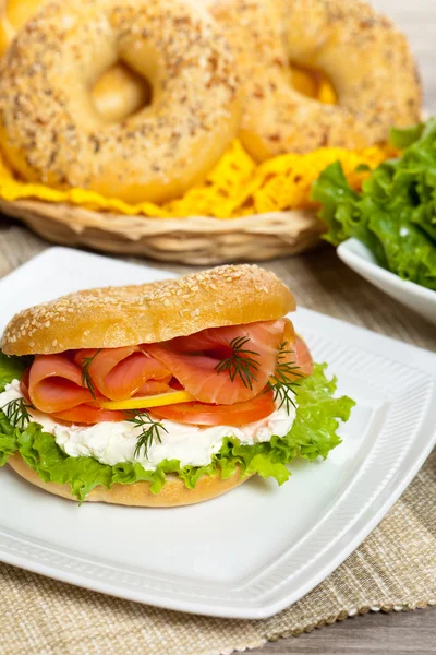 Delicious Smoked Salmon Bagel — 图库照片