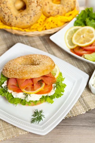 Bagel de salmão defumado delicioso — Fotografia de Stock