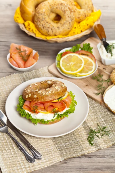 Köstlicher Räucherlachs-Bagel — Stockfoto