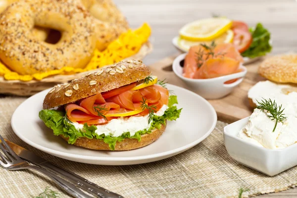 Delizioso bagel di salmone affumicato — Foto Stock