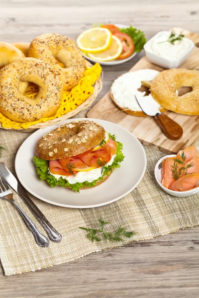 Delicious Smoked Salmon Bagel — Stockfoto