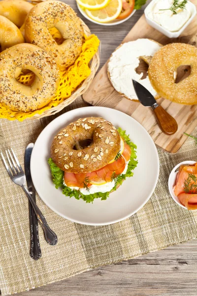 Delicious Smoked Salmon Bagel — 图库照片