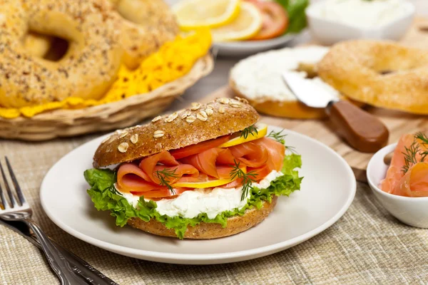 Delicious Smoked Salmon Bagel — Stockfoto