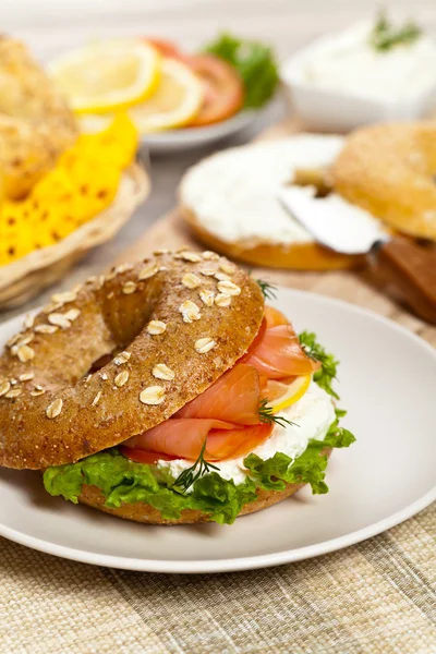 Köstlicher Räucherlachs-Bagel — Stockfoto