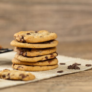 Çikolata parçacıklı kurabiye.