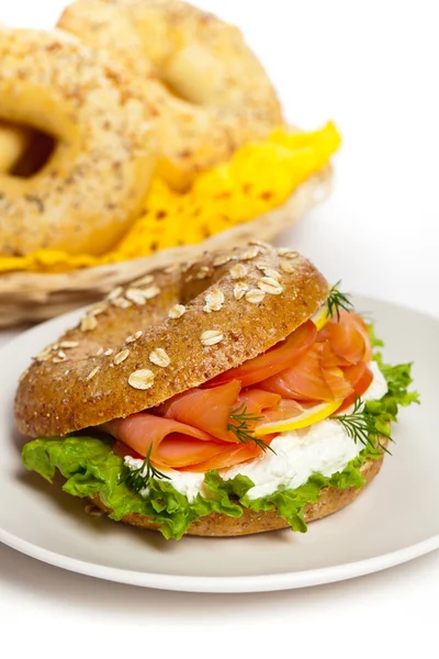 Gerookte zalm bagel — Stockfoto