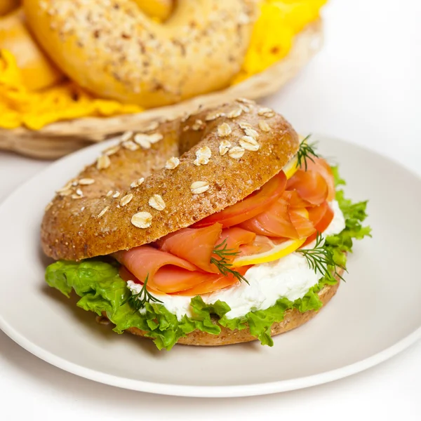 Füstölt lazac bagel — Stock Fotó