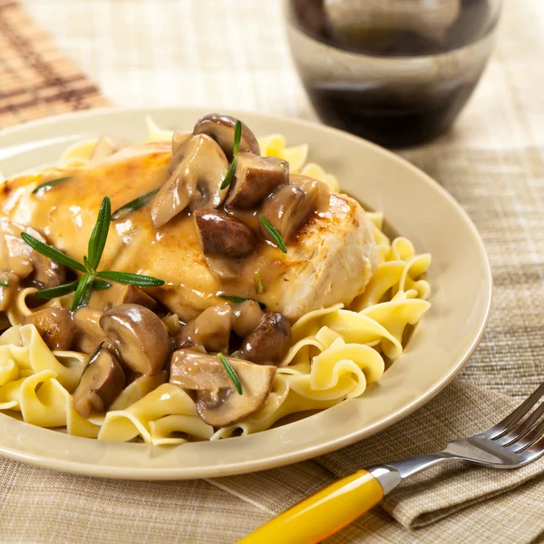 Tavuk Marsala yemeği