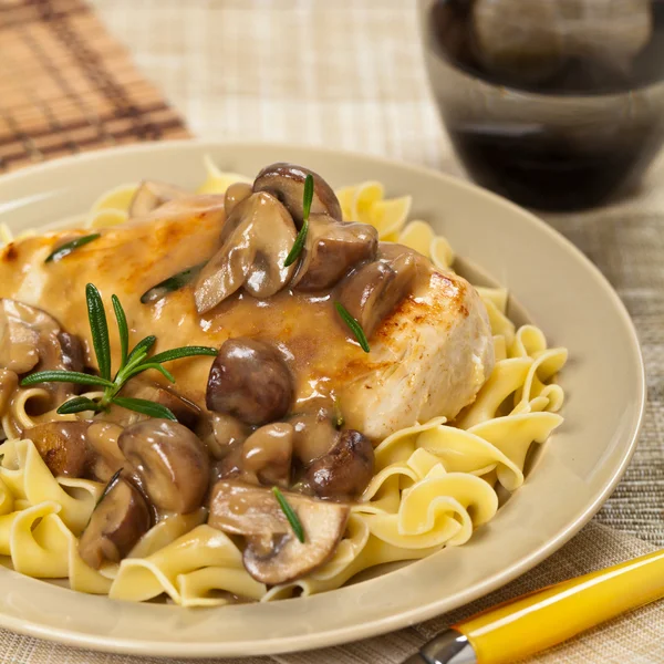 Tavuk Marsala yemeği