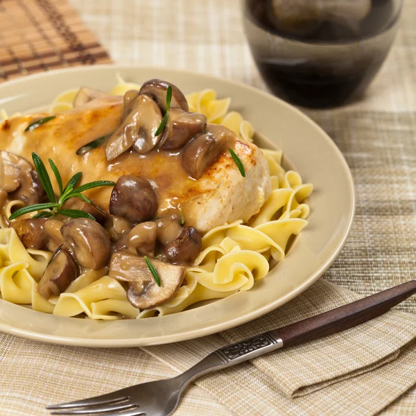 Ayam Marsala makan malam — Stok Foto