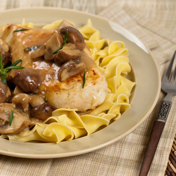 Tavuk Marsala yemeği