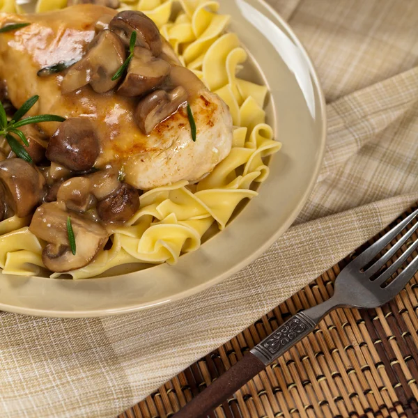 Tavuk Marsala yemeği