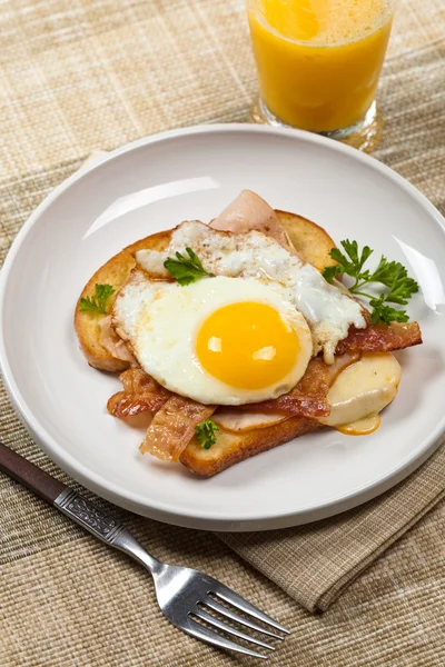French breakfast. Sandwich with fried eggs. — Stock Photo, Image