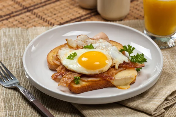 French breakfast. Sandwich with fried eggs. — Stock Photo, Image