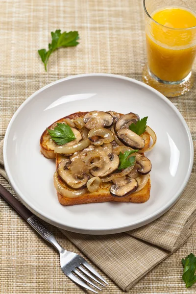 Toast mit Pilzen — Stockfoto