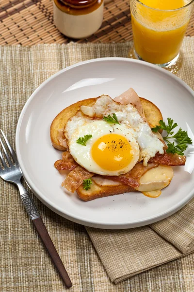 Francuskie śniadanie. Kanapka z jajkiem sadzonym. — Zdjęcie stockowe