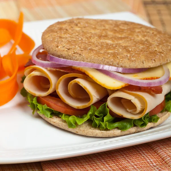 Hele tarwe dunne Sandwich Roll — Stockfoto