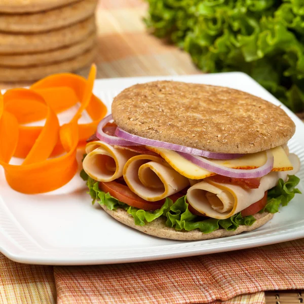 Hele tarwe dunne Sandwich Roll — Stockfoto
