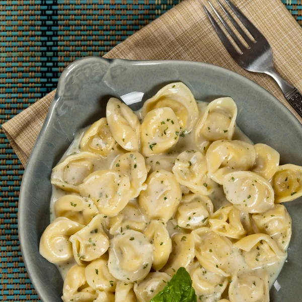 Tortellini alfredo — Stock fotografie