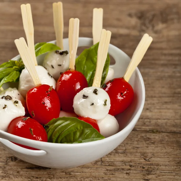 在棍子上意大利番茄沙拉 — 图库照片