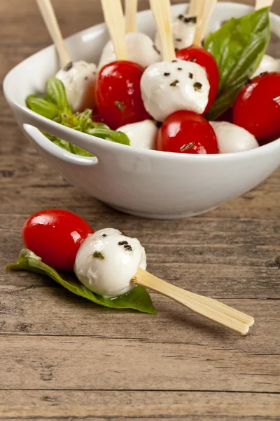 在棍子上意大利番茄沙拉 — 图库照片