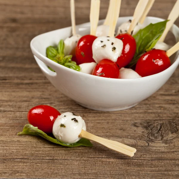 Capresesallad på en pinnar — Stockfoto