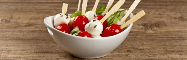 Caprese salade sur un bâtonnet — Photo