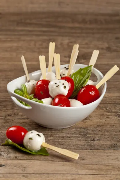 Caprese-Salat auf einem Spieß — Stockfoto