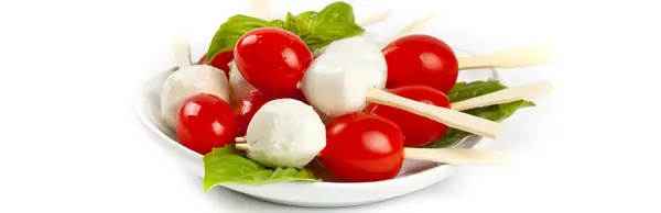 Caprese Sticks auf weißem Hintergrund — Stockfoto