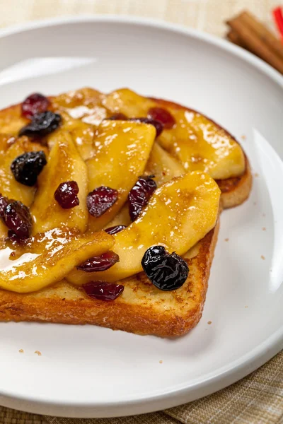 Toast mit karamellisierten Äpfeln und getrockneten Preiselbeeren — Stockfoto